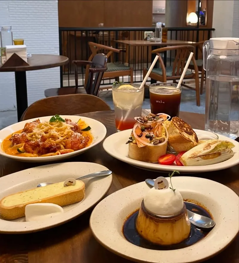 Waku⁺ burger pasta cafe