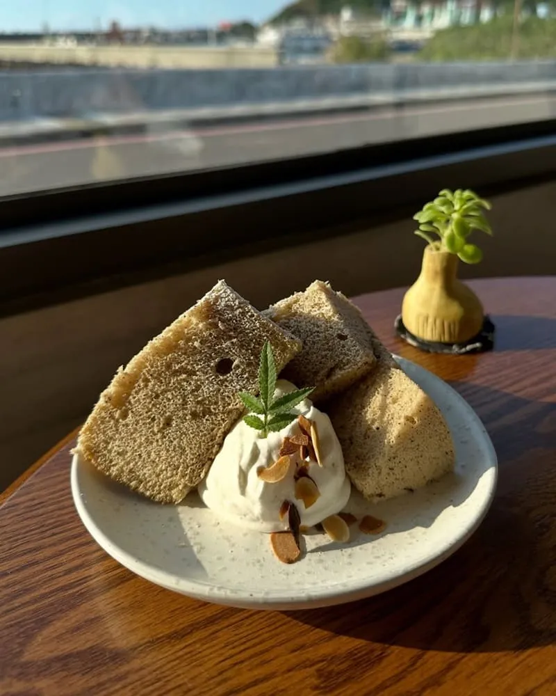 鵵Rabbird|石門海邊慢咖啡,面海窗景、老件侘寂與品飲流程一次懂 7 鵵Rabbird|石門海邊慢咖啡