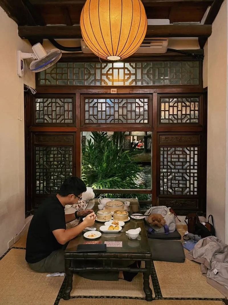 竹居茶樓|帶狗狗坐榻榻米看錦鯉,池畔窗景與港點點餐節奏一次整理 11 竹居茶樓|寵物友善
